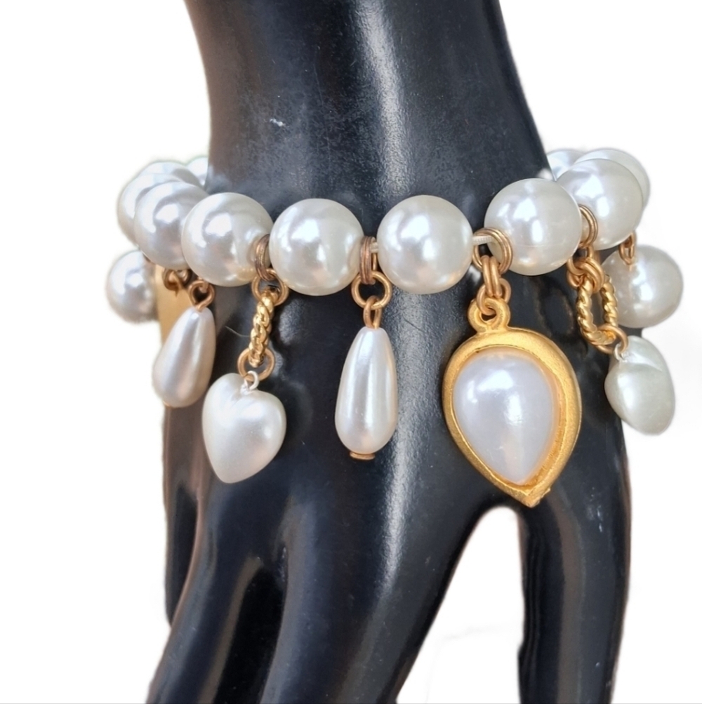 Vintage Faux Pearl Stretch Charm Bracelet • Gold Tone Hearts & Teardrops - Picture 2 of 8